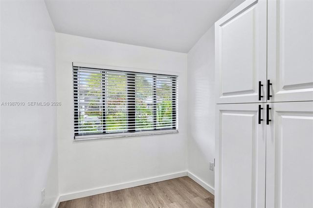 518 NE 199th Ln 3R, Miami, FL 33179