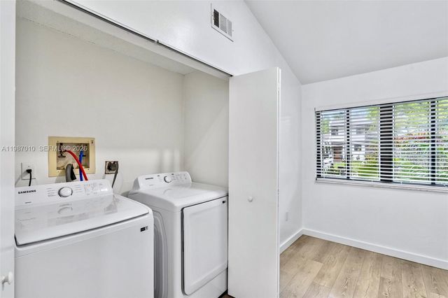 518 NE 199th Ln 3R, Miami, FL 33179