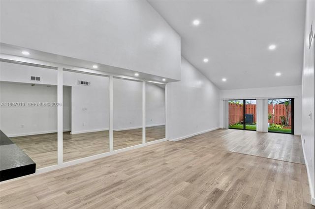 518 NE 199th Ln 3R, Miami, FL 33179