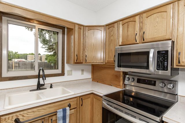 2544 Arrowhead Road S, Fargo, ND 58103