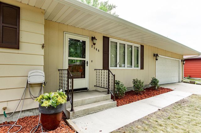 2544 Arrowhead Road S, Fargo, ND 58103