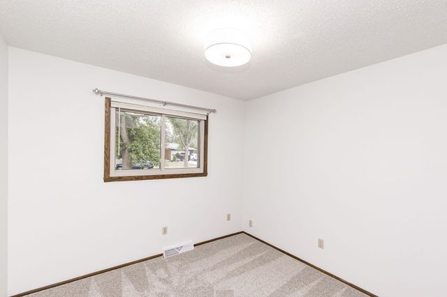 2544 Arrowhead Road S, Fargo, ND 58103