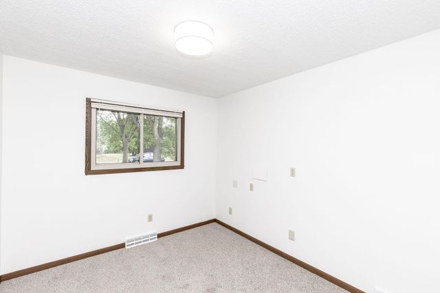 2544 Arrowhead Road S, Fargo, ND 58103