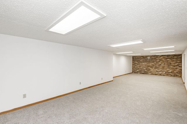 2544 Arrowhead Road S, Fargo, ND 58103