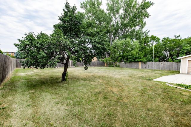 2544 Arrowhead Road S, Fargo, ND 58103