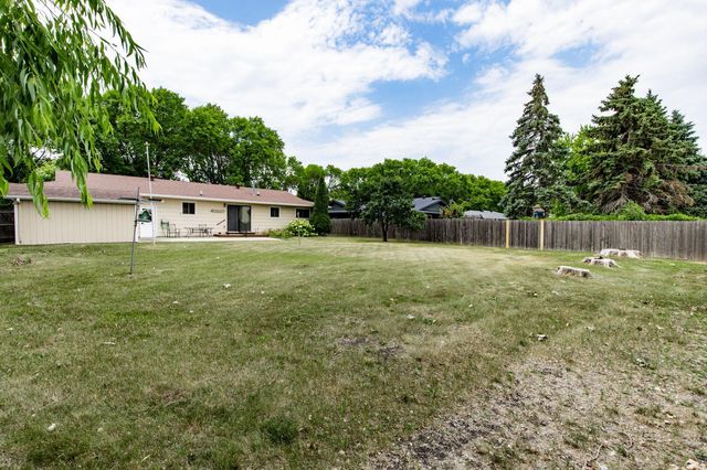 2544 Arrowhead Road S, Fargo, ND 58103