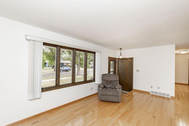 2544 Arrowhead Road S, Fargo, ND 58103