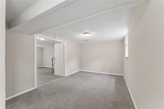 9505 Spring Valley Road, Kansas City, MO 64134