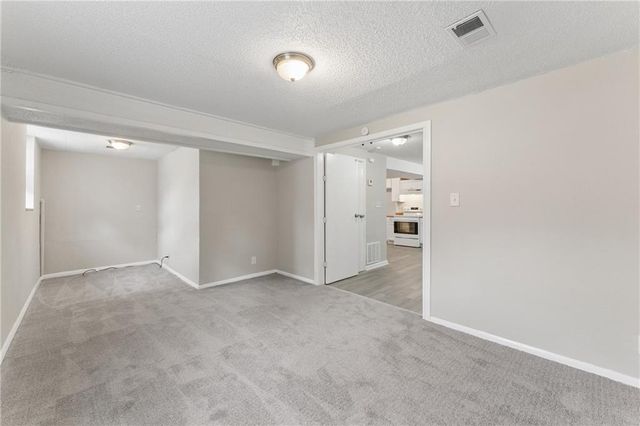 9505 Spring Valley Road, Kansas City, MO 64134