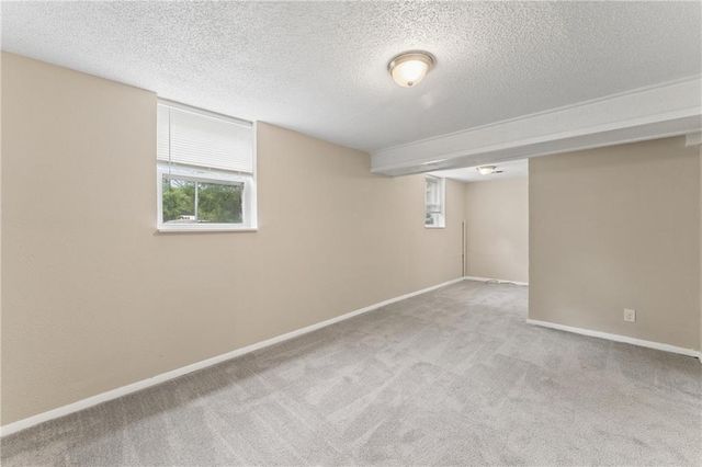 9505 Spring Valley Road, Kansas City, MO 64134