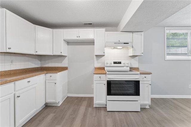 9505 Spring Valley Road, Kansas City, MO 64134