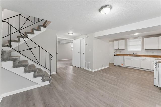 9505 Spring Valley Road, Kansas City, MO 64134