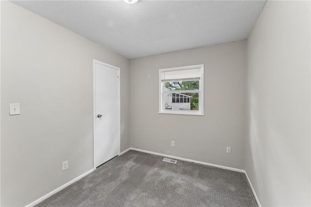 9505 Spring Valley Road, Kansas City, MO 64134