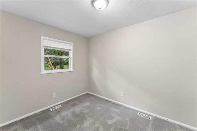9505 Spring Valley Road, Kansas City, MO 64134