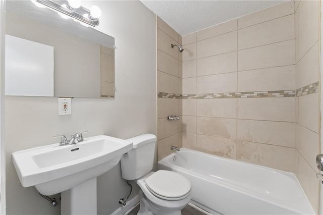9505 Spring Valley Road, Kansas City, MO 64134