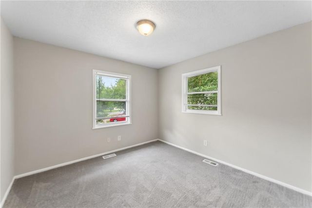 9505 Spring Valley Road, Kansas City, MO 64134