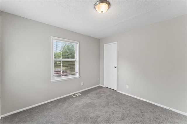 9505 Spring Valley Road, Kansas City, MO 64134