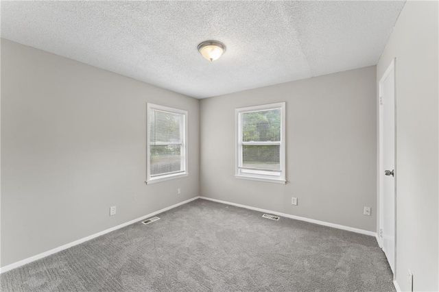 9505 Spring Valley Road, Kansas City, MO 64134