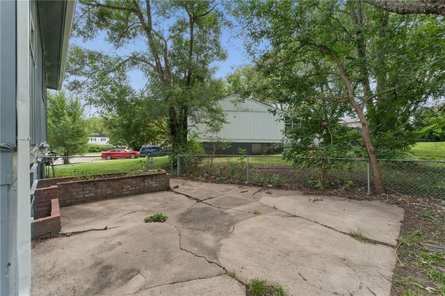 9505 Spring Valley Road, Kansas City, MO 64134