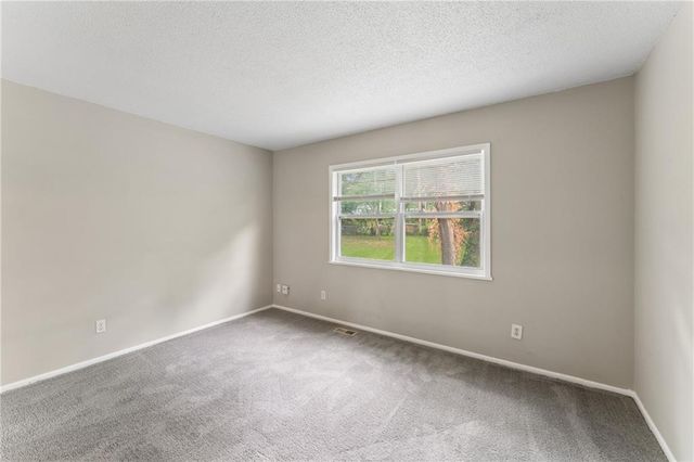 9505 Spring Valley Road, Kansas City, MO 64134