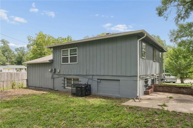 9505 Spring Valley Road, Kansas City, MO 64134