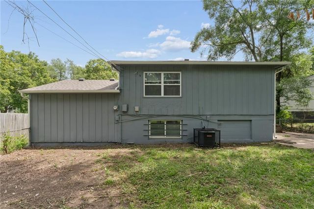 9505 Spring Valley Road, Kansas City, MO 64134