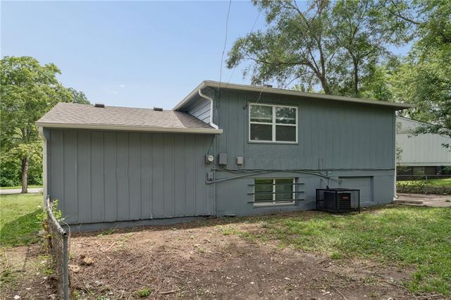 9505 Spring Valley Road, Kansas City, MO 64134