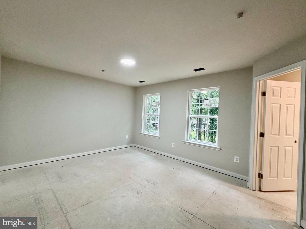 Image 5 of property listing at 11520 ROPEKNOT RD, Lusby, MD 20657