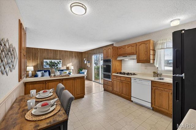 4046 Del Lago Drive, Florissant, MO 63034