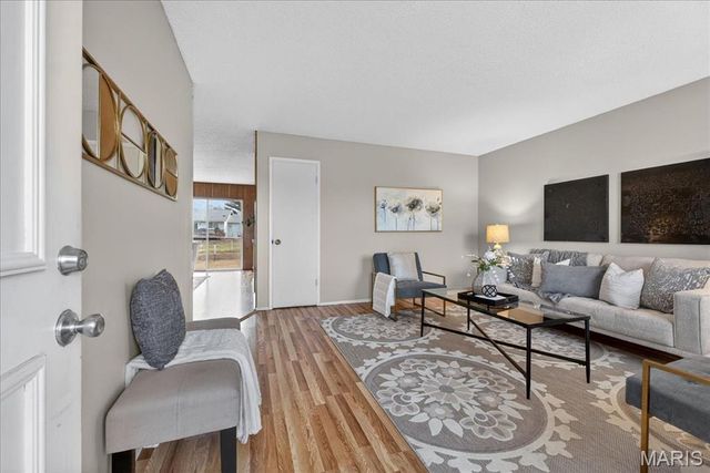 4046 Del Lago Drive, Florissant, MO 63034