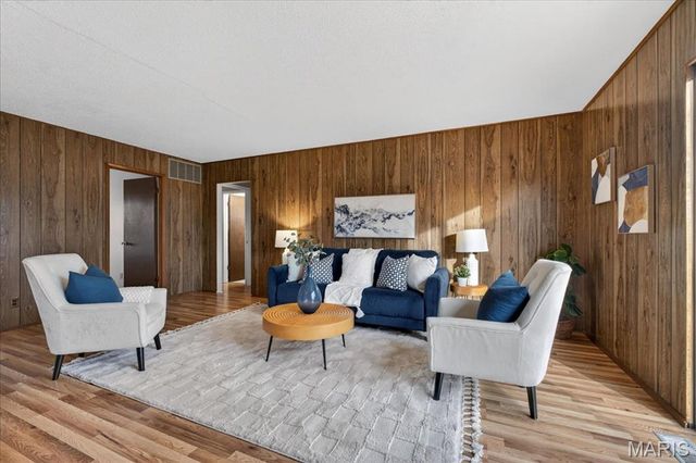 4046 Del Lago Drive, Florissant, MO 63034