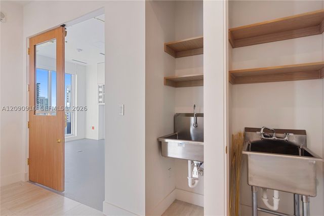 175 SW 7th St 1707, Miami, FL 33130