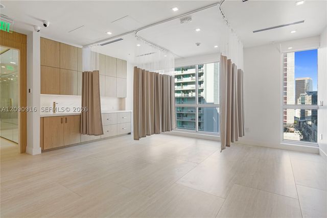 175 SW 7th St 1707, Miami, FL 33130