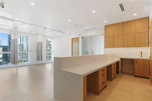 175 SW 7th St 1707, Miami, FL 33130