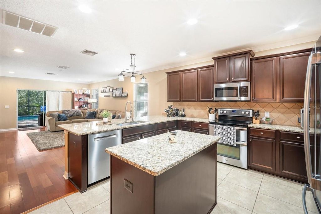 Image 4 of property listing at 7878 TUSCANY WOODS DRIVE, Tampa, FL 33647