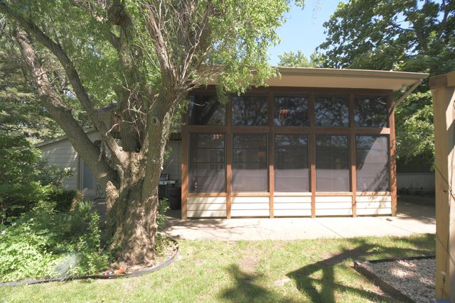 803 N Kalamazoo Street, Paw Paw, MI 49079