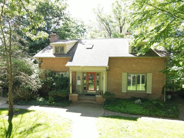 803 N Kalamazoo Street, Paw Paw, MI 49079