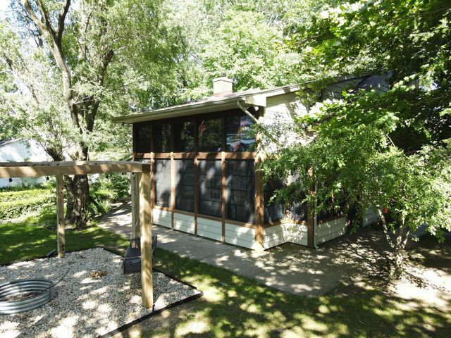 803 N Kalamazoo Street, Paw Paw, MI 49079