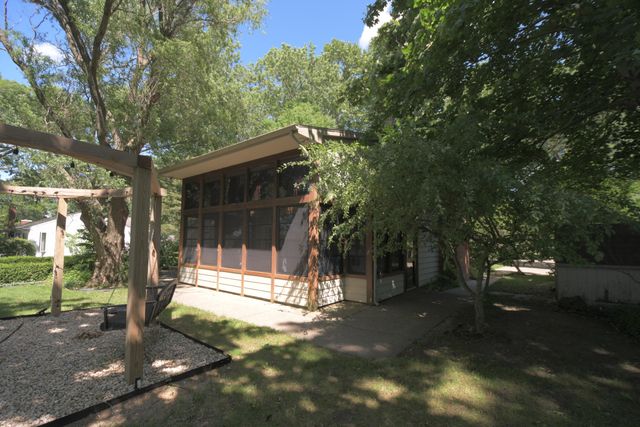 803 N Kalamazoo Street, Paw Paw, MI 49079