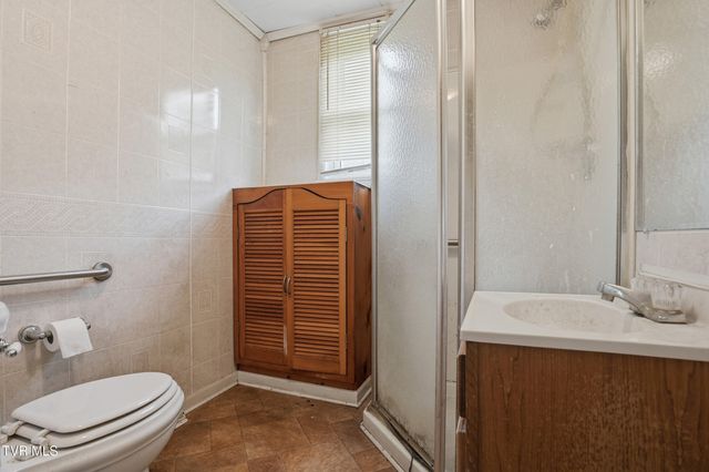 1053 The Lake Road, Clintwood, VA 24228