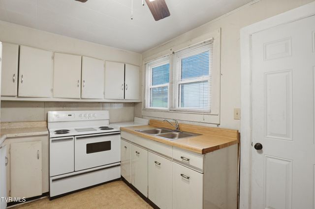 1053 The Lake Road, Clintwood, VA 24228