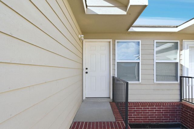 1018-1020 E Karla Ct, Haysville, KS 67060