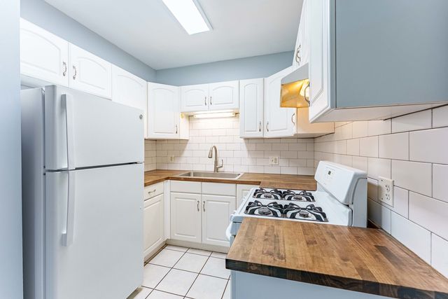 6742 16th Street W B, Berwyn, IL 60402