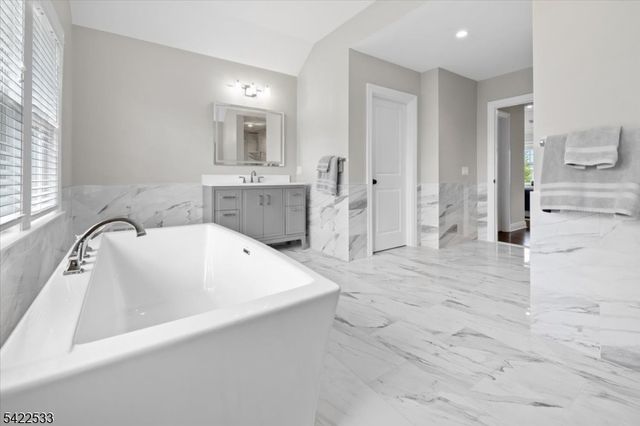 20 Ravine Ave, Wyckoff Twp., NJ 07481