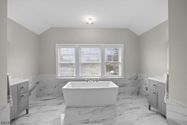 20 Ravine Ave, Wyckoff Twp., NJ 07481