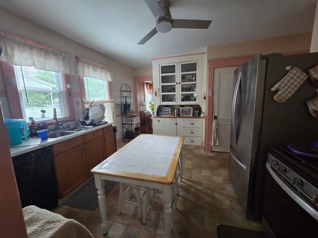 81 Lyndale St, Springfield, MA 01108
