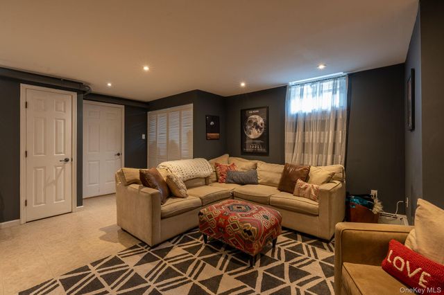 5 Sunrise Terrace, New Windsor, NY 12553