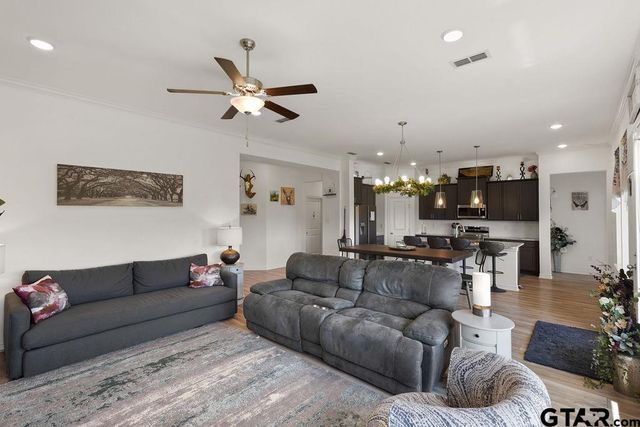 987 Adams, Chandler, TX 75758