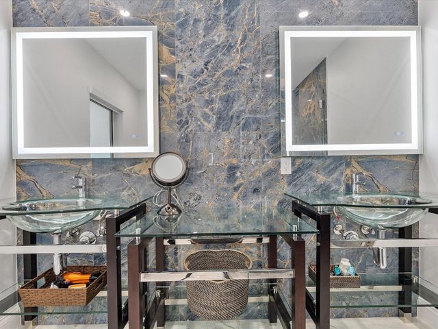 207 Royal Palm Drive, Fort Lauderdale, FL 33301