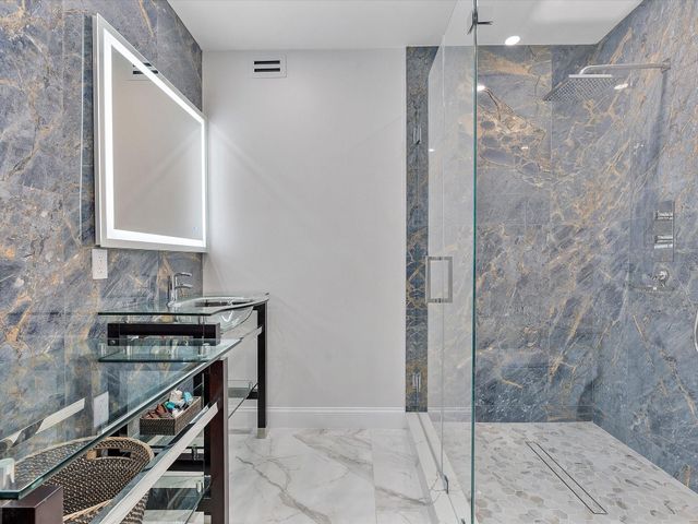 207 Royal Palm Drive, Fort Lauderdale, FL 33301